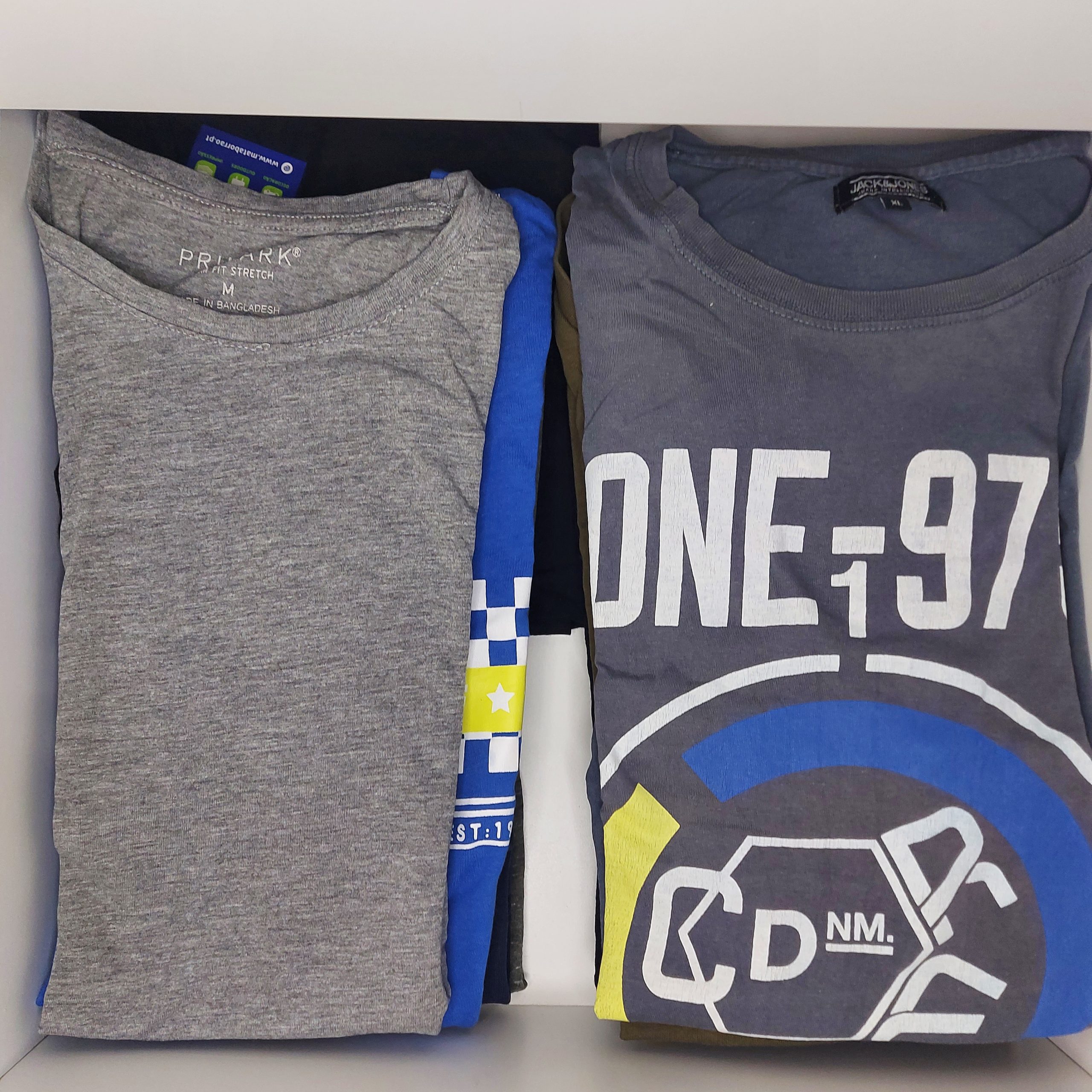 Rubén no veía sus camisetas y cuando cogía una el resto se arrugaba y desordenaba con facilidad. Lo solucioné doblando en paquetitos que permite ver todo el contenido del cajón para seleccionar sin desordenar el resto.